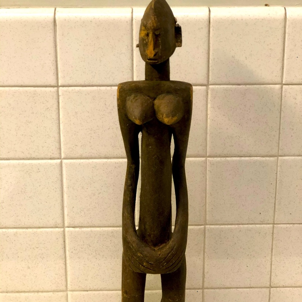 Rare African art, dogon statue from Mali, shows age on nose and edges. Antique.